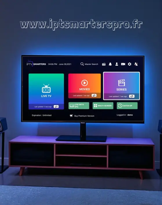 Agent du support IPTV francophone répondant à un abonné en soirée